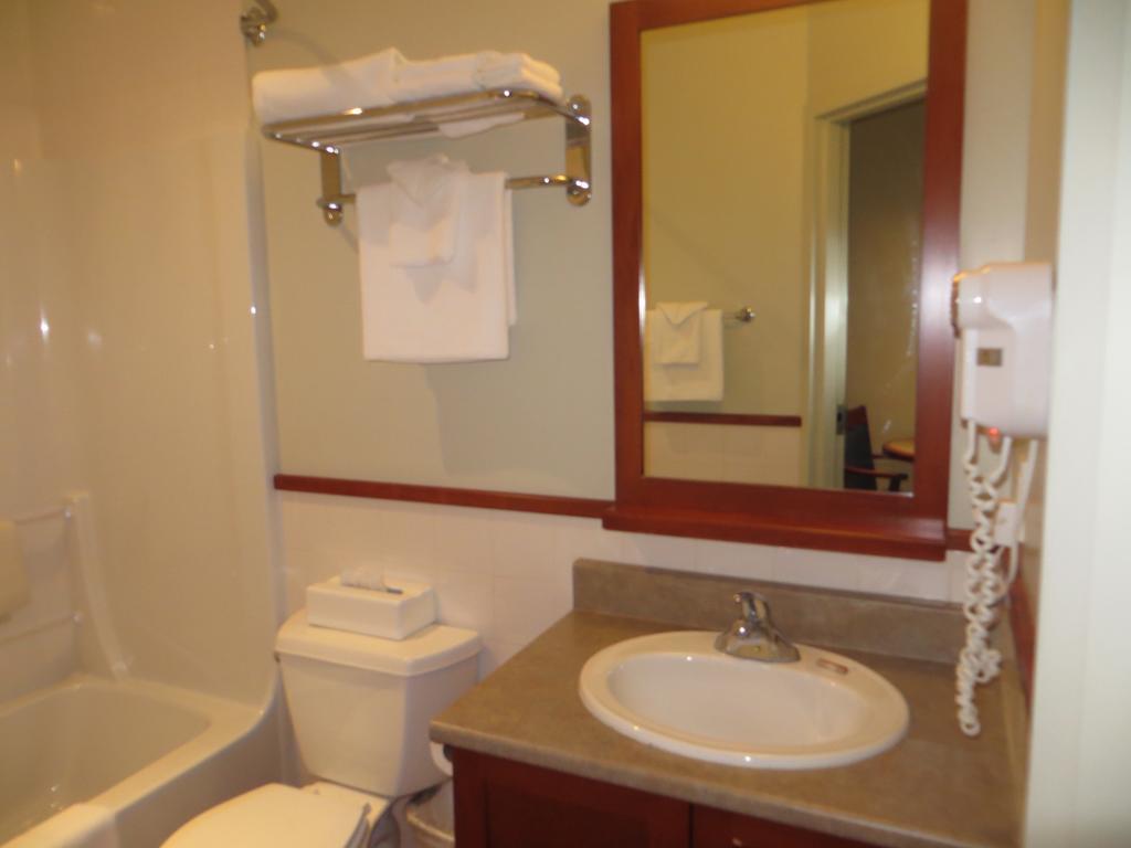 Hotel St-Bernard Saint-Bernard-de-Lacolle Værelse billede