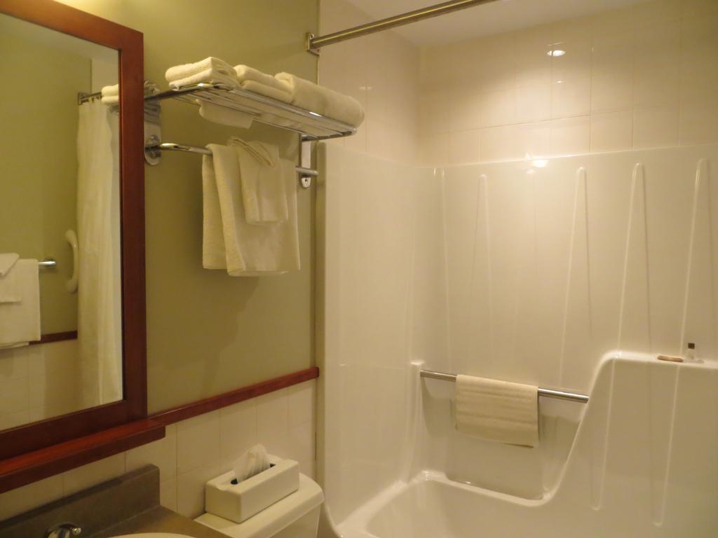 Hotel St-Bernard Saint-Bernard-de-Lacolle Værelse billede