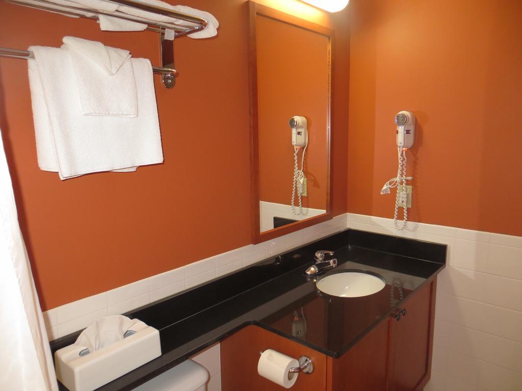Hotel St-Bernard Saint-Bernard-de-Lacolle Værelse billede