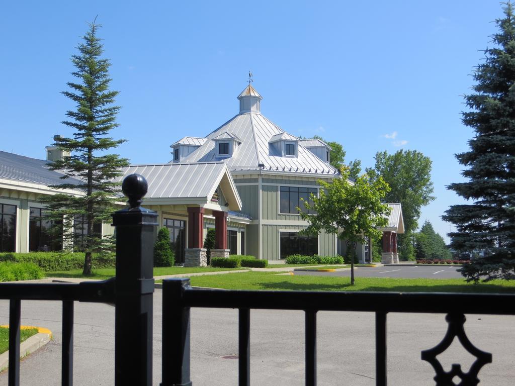 Hotel St-Bernard Saint-Bernard-de-Lacolle Eksteriør billede