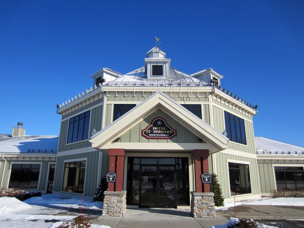 Hotel St-Bernard Saint-Bernard-de-Lacolle Eksteriør billede